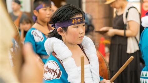 Japanische Kinder Die Traditionellen Awaodori Tanz Im Berühmten