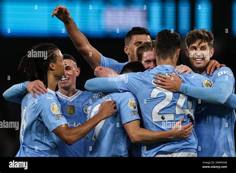 Julián Álvarez of Manchester City celebrates his goal to make it 2 0