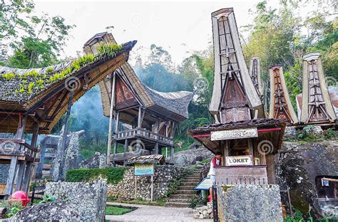 Los Pueblos Tradicionales En Tana Toraja Sulawesi Fotografía Editorial