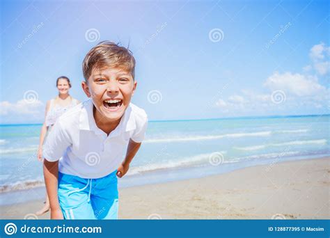 Le Gar On Adorable Avec Sa Soeur Ont L Amusement Sur La Plage Image