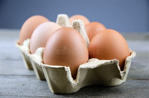 Seis Huevos De Gallina Marrones En Caja Sobre Mesa De Madera Foto De