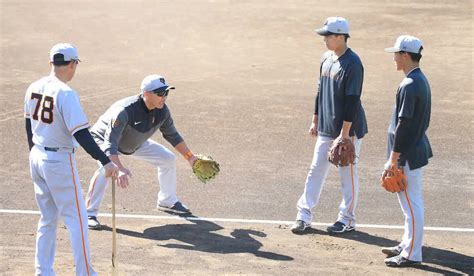 ＜巨人秋季練習＞阿部監督（左奥）は中田歩（右端）、門脇に守備の指導を行う （撮影・西川祐介） ― スポニチ Sponichi Annex 野球