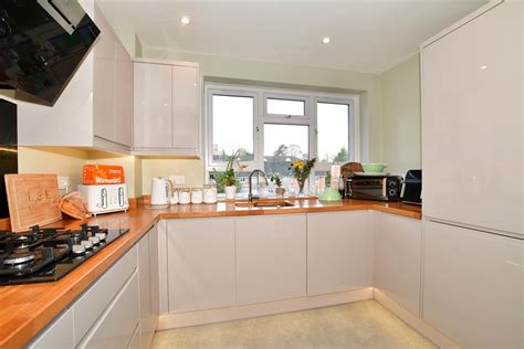 Bed Flat For Sale In Wray Common Road Reigate Surrey Rh