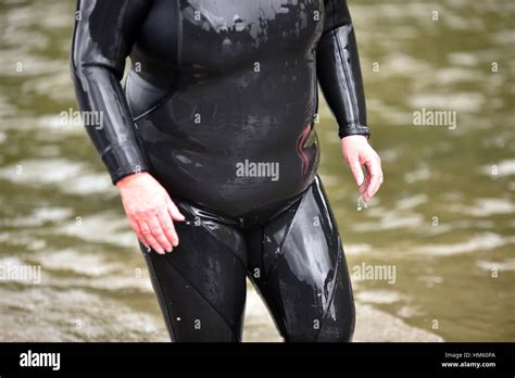 Fettleibige Neoprenanzug Schwimmer UK Stockfotografie Alamy