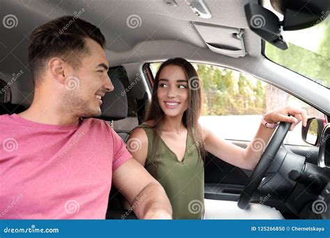 Pares Jovenes Felices En Coche Foto De Archivo Imagen De Manejo