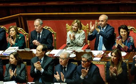 Meloni patriota del riarmo: 45 miliardi per le armi, ignorando