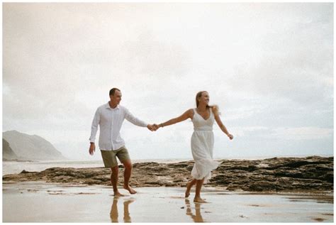 Couples Photos on the Beach on Oahu, Hawaii | Couple photos, Oahu wedding, Hawaii wedding