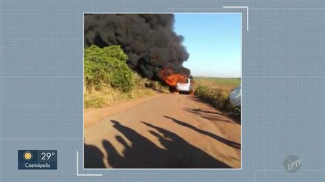 Ônibus que transportava funcionários pega fogo e deixa dois feridos