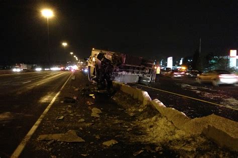 Tractor Trailer Crashes Through Median On Hwy 401 In Pickering