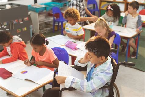 Niños De La Escuela Que Estudian En La Sala De Clase En La Escuela