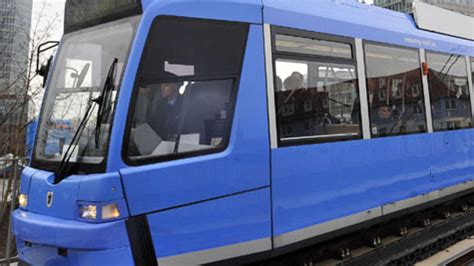 Beim Wenden Frau Bersieht Tram