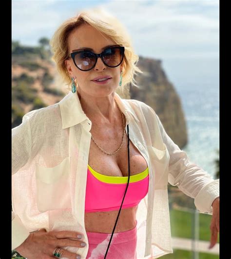 Foto Ana Maria Braga Dispensa Roupa Em Praia De Nudismo Em V Deo