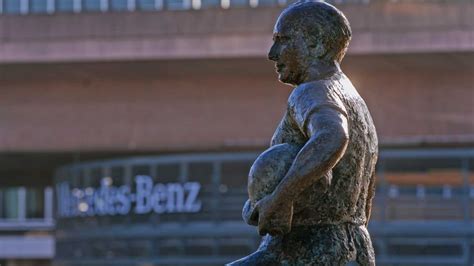 Conocé la estatua de Juan Manuel Fangio que se luce en Alemania