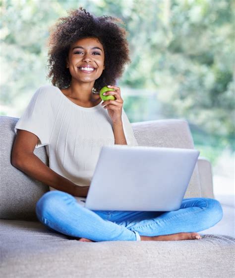 El Surfing Genera Bastante Apetito Una Joven Comiendo Una Manzana