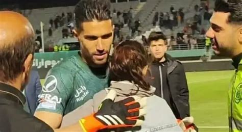 Iran Portiere Abbraccia E Difende Una Tifosa Dopo L Invasione Di Campo