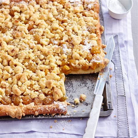 Mirabellenkuchen Mit Macadamiastreuseln Rezept ESSEN UND TRINKEN