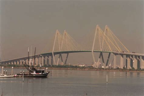 Baytown police defuse planned bridge suicide - Houston Chronicle