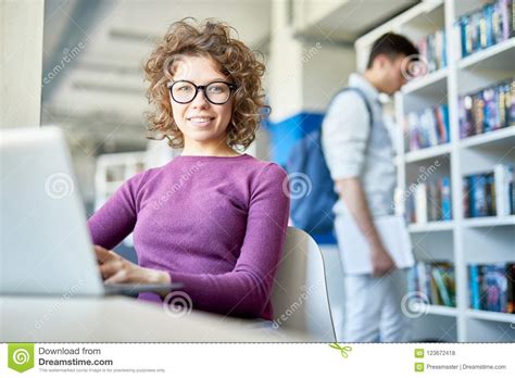 Menina Atrativa Do Estudante Que Estuda Na Biblioteca Foto De Stock