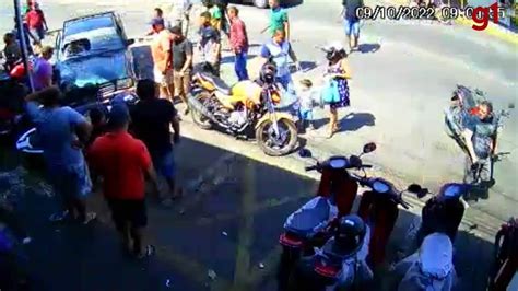 V Deo Motociclista Atingido Por Carro Quebra Vidro Do Ve Culo