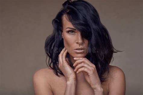 Schöne Brunette Frau Von Mittlerem Alter Mit Ihrem Haar Fegte über Ein Auge Stockfoto Bild von
