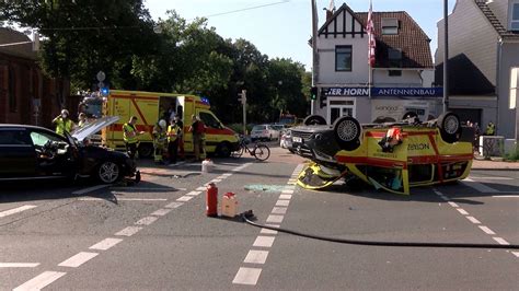 Unfall in Bremen Notarztwagen überschlägt sich vier Verletzte Bremen