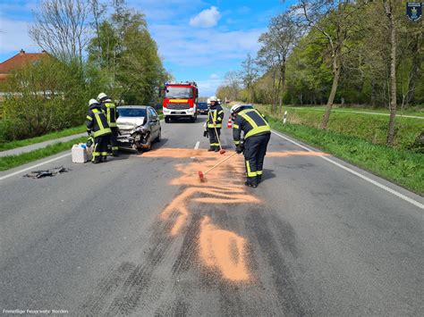 Auslaufende Betriebsstoffe Nach Verkehrsunfall Feuerwehr Norden