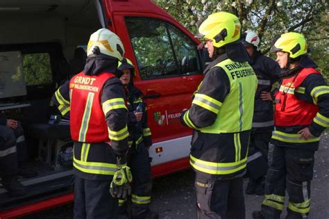 Vier Feuerwehren Bei Brand Im Hackschnitzelbunker Eines Bauernhofes In