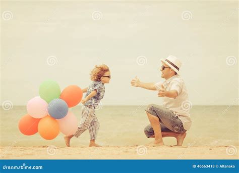 Pai E Filho Que Jogam Na Praia No Tempo Do Dia Foto De Stock Imagem