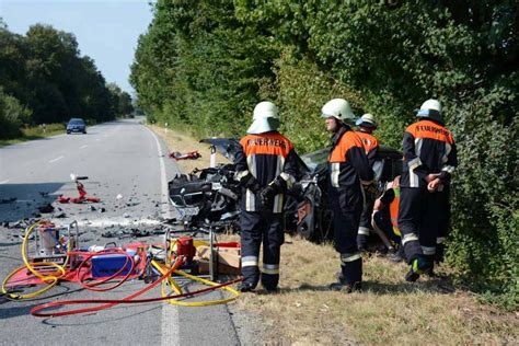 Schwerer Unfall Auf Der B J Hriger Stirbt Bayern