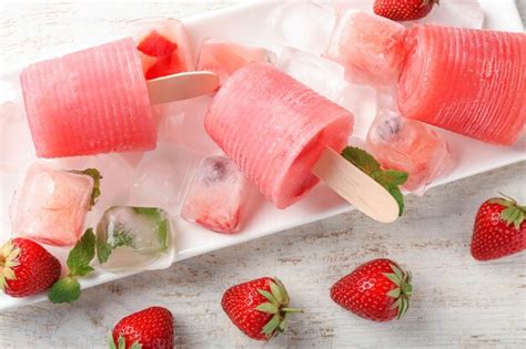 Deliciosas Paletas De Fresa Y Cubitos De Hielo Con Bayas En Placa