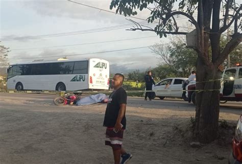 Motociclista Muere Al Ser Aplastado Por Un Volteo En Ixtapa