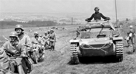 1940 France Un Pzkpfw Ii Et Des Motards Allemands Montent Au Front