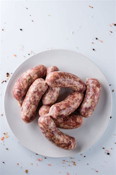 Saucisses Italiennes Saucisses De Salsiccia Crues Sur Fond Blanc Photo