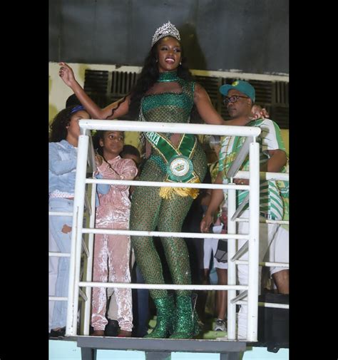 Foto Iza Samba Ap S Ser Coroada Rainha De Bateria Da Imperatriz