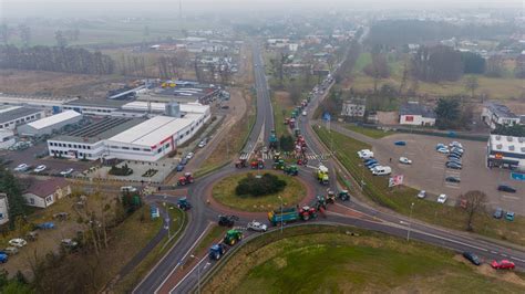 Rolnicy nadal protestują Blokowali drogi w Słupcy YouTube