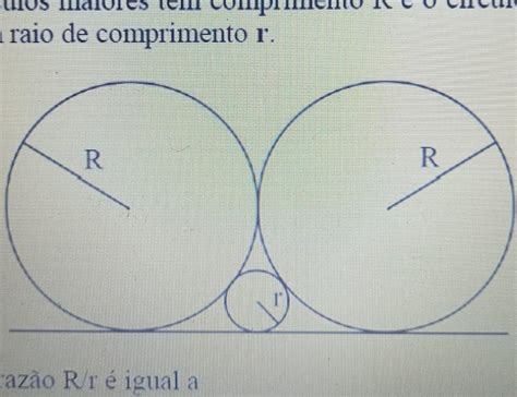 A figura a seguir exibe três círculos tangentes dois a dois e os três