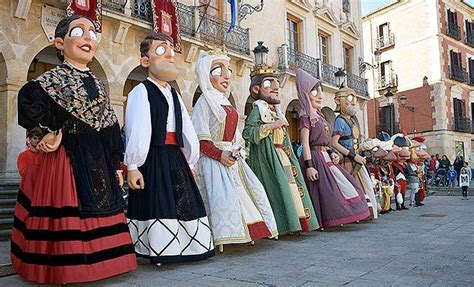 Danza de gigantes pasacalles de la Banda de Música y correteo de