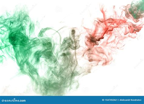 Una Nube Del Humo En Estilo Chino Con Color Verde Y Rojo En Un Fondo