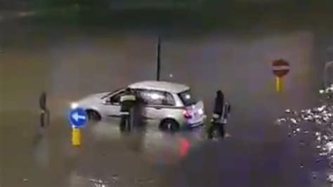 Via Venezia Allagata E Falle Nelle Strade Allerta In Atto Maltempo Ha