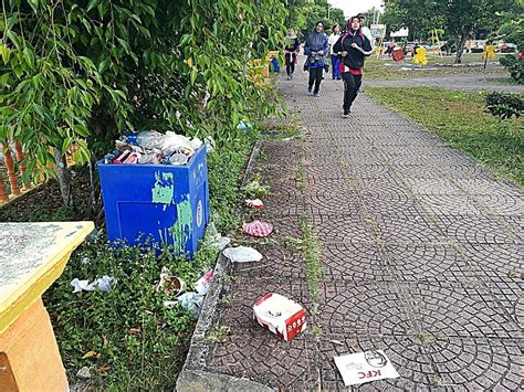 Lelaki Tegur Sikap Pemandu Buang Sampah Luar Kereta MYNEWSHUB