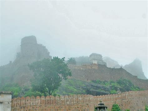 kumbhalgarh tells  story  bravery   clouds kumbhalgarh