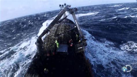 Huge Waves Hit The Wizard Deadliest Catch Youtube