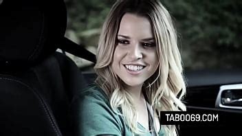La joven rubia Aubrey Sinclair folla con su profesor de conducción al aire libre XVIDEOS