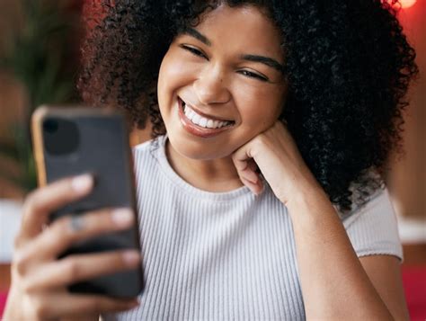 Telefone De Mulher Negra E Sorriso Para Selfie Cara Feliz Para Foto