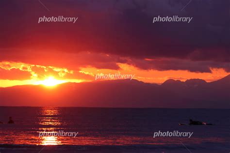 湘南海岸の夕暮れとサーファー 写真素材 5891855 フォトライブラリー Photolibrary