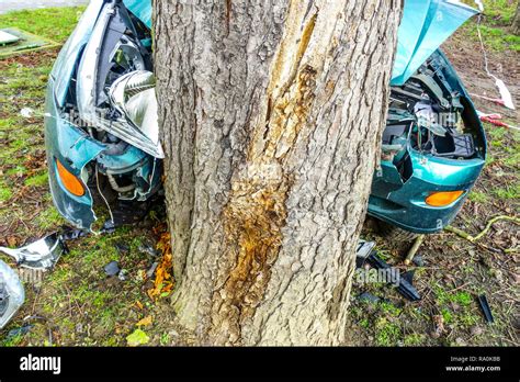 Car Crashed Into Tree Hi Res Stock Photography And Images Alamy