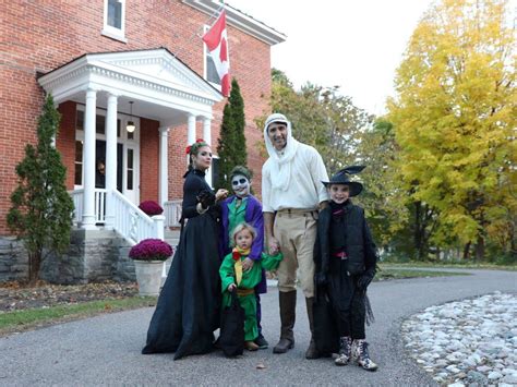 Justin Trudeau dresses up and goes trick-or-treating with his family ...