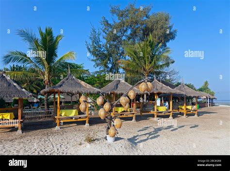 Resort thatched beach huts hi-res stock photography and images - Alamy