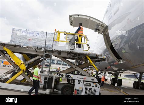 Cargo is offloaded from a Lufthansa Boeing 747-8 Stock Photo - Alamy