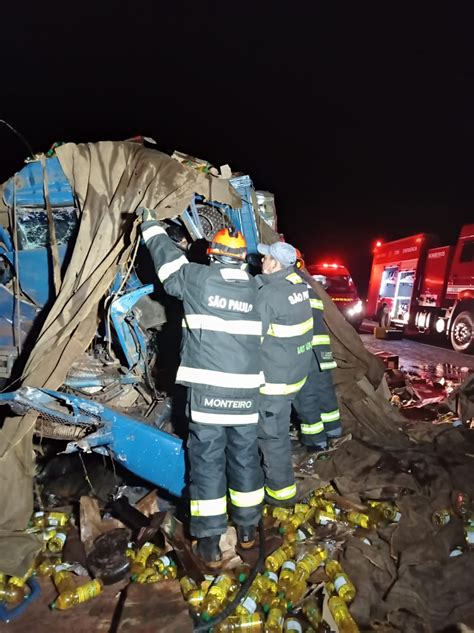 Caminhoneiro Morre Após Bater Em Carreta Na Rodovia Castello Branco